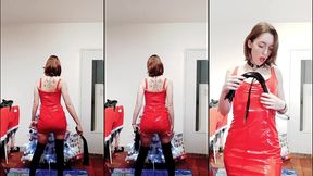 5 decembre : voici une danse de dominatrice avec robe en latex et fouet ! fouish...