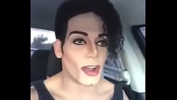 Michael Jackson fugindo da policia enquanto fode a cena