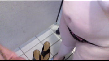 Fummeln und Wichsen in der Umkleidekabine