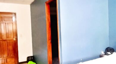 Me quedo a solas con la novia de mi hijastro y me termina dando una buena chupada de coño