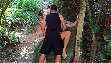Putaria Real na Praia: Fodendo a Bucetona da Amiga no Mato ao Som das Ondas