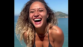 Surfista casada perde o telefone e vazam v&iacute_deos transando na praia do Recreio