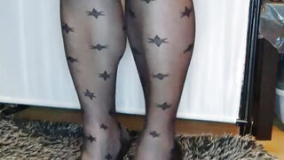 Chubby Poland crossdresser dalam stoking dan kasut tumit tinggi mengusap zakar kecilnya yang belum dipotong sebelum seks assfuck