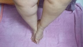Bhabhi bbw chubby girl with hijab jerks me off when I see her feet and her big tits