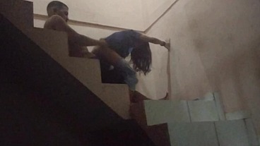 Comi o cu da sapatão filha da empregada na escadaria da garagem do prédio, fomos pagos no flagra. (Jasmine santanna)