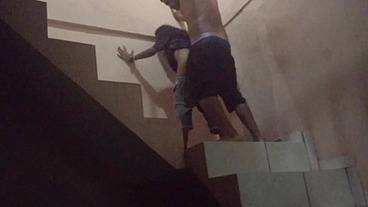 Comi o cu da sapatão filha da empregada na escadaria da garagem do prédio, fomos pagos no flagra. (Jasmine santanna)