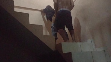 Comi o cu da sapatão filha da empregada na escadaria da garagem do prédio, fomos pagos no flagra. (Jasmine santanna)