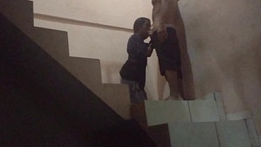 Comi o cu da sapatão filha da empregada na escadaria da garagem do prédio, fomos pagos no flagra. (Jasmine santanna)