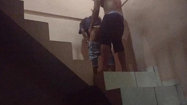 Comi o cu da sapatão filha da empregada na escadaria da garagem do prédio, fomos pagos no flagra. (Jasmine santanna)