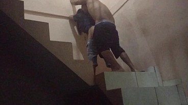 Comi o cu da sapatão filha da empregada na escadaria da garagem do prédio, fomos pagos no flagra. (Jasmine santanna)