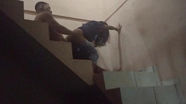 Comi o cu da sapatão filha da empregada na escadaria da garagem do prédio, fomos pagos no flagra. (Jasmine santanna)