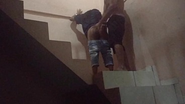Comi o cu da sapatão filha da empregada na escadaria da garagem do prédio, fomos pagos no flagra. (Jasmine santanna)
