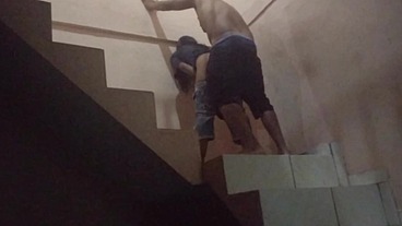 Comi o cu da sapatão filha da empregada na escadaria da garagem do prédio, fomos pagos no flagra. (Jasmine santanna)
