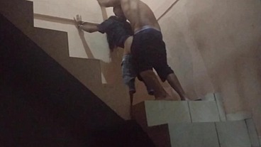 Comi o cu da sapatão filha da empregada na escadaria da garagem do prédio, fomos pagos no flagra. (Jasmine santanna)