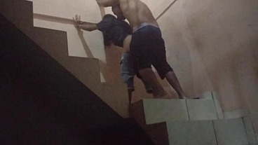 Comi o cu da sapatão filha da empregada na escadaria da garagem do prédio, fomos pagos no flagra. (Jasmine santanna)