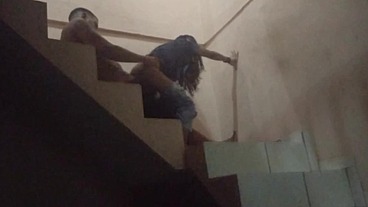 Comi o cu da sapatão filha da empregada na escadaria da garagem do prédio, fomos pagos no flagra. (Jasmine santanna)