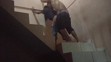 Comi o cu da sapatão filha da empregada na escadaria da garagem do prédio, fomos pagos no flagra. (Jasmine santanna)