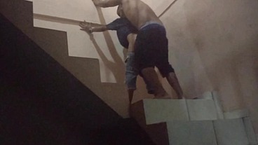 Comi o cu da sapatão filha da empregada na escadaria da garagem do prédio, fomos pagos no flagra. (Jasmine santanna)