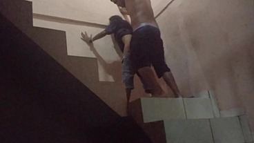 Comi o cu da sapatão filha da empregada na escadaria da garagem do prédio, fomos pagos no flagra. (Jasmine santanna)