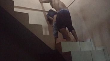 Comi o cu da sapatão filha da empregada na escadaria da garagem do prédio, fomos pagos no flagra. (Jasmine santanna)