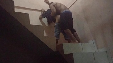 Comi o cu da sapatão filha da empregada na escadaria da garagem do prédio, fomos pagos no flagra. (Jasmine santanna)