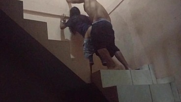 Comi o cu da sapatão filha da empregada na escadaria da garagem do prédio, fomos pagos no flagra. (Jasmine santanna)