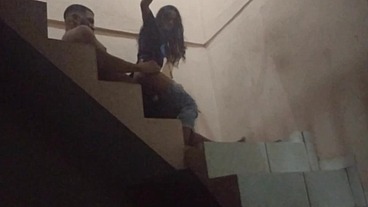 Comi o cu da sapatão filha da empregada na escadaria da garagem do prédio, fomos pagos no flagra. (Jasmine santanna)