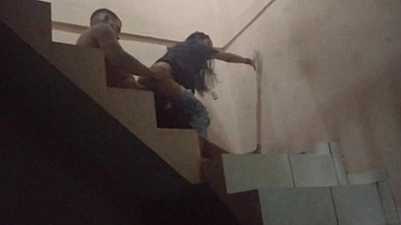 Comi o cu da sapatão filha da empregada na escadaria da garagem do prédio, fomos pagos no flagra. (Jasmine santanna)