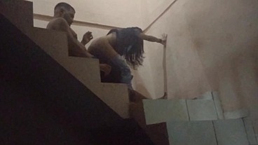 Comi o cu da sapatão filha da empregada na escadaria da garagem do prédio, fomos pagos no flagra. (Jasmine santanna)