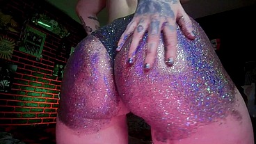 Makes an oil massage and colourful glitters on her big butt