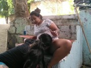 2 parte, lesbiana cachonda se le insinúa a persona de edad mayor y la convence follar en publico