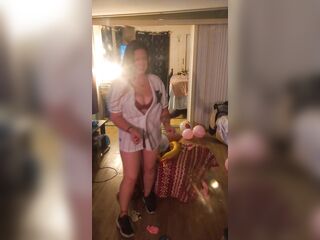 Sexy step mama in bra and panties popping balloons with cigarettes, gets her lascivious and vagina moist
