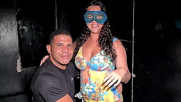 Marido liberou a esposa gravar porno com outro macho na cabine da festa de swing