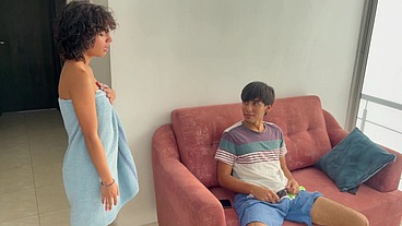 Mi hermanastra me seduce intentándome quedar como un gay y yo le demuestro que no lo soy.