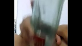 Mi novia masturb&aacute_ndose connbotella de coca