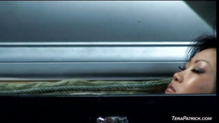 Adegan threesome dengan wanita Asia seksi Tera Patrick, Lucie Lee, dan Lucy Lee yang pantatnya digempur habis-habisan.