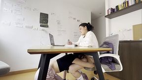 Dos chicas se tocan durante una videollamada sin que nadie se de cuenta