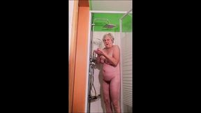 oma am morgen in der dusche