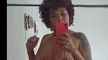 Esposa de corno fode com amante na sala e filma pro corno ver