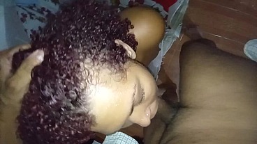 Esposa de corno fode com amante na sala e filma pro corno ver