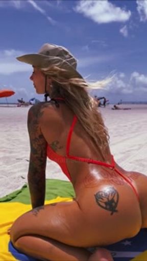 Geile t?towierte Blondine am FKK Strand in Miami