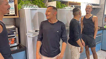 Vizinho Casado, veio pedir um copo de Leite, e saiu com o rabo cheio !!!
