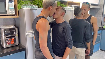 Vizinho Casado, veio pedir um copo de Leite, e saiu com o rabo cheio !!!