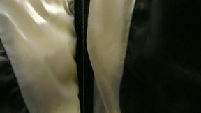 Play with the zipper of the coat MP4 FULL HD 1080p
