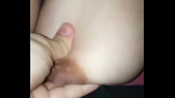 empezamos viendo porno y me empieza a masajear la verga hasta que me termina deslechando toda la verga FULL VIDEO