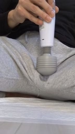 男性がスウェット姿のままで電マを当てていたら、気持ち良くなってお漏らししちゃった・・・