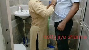 हवसी भाई छोटी बहन को घोड़ी बनाकर उसके ऊपर चढ़ गया और खूब चुदाई किया