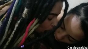 gozei na boceta da morena sapeca enquanto ela se pega com a emi ripp