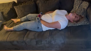 Selbstbefriedigung masturbieren Jeans auf dem Sofa multiple Orgasmen komme zweimal klitoris reiben