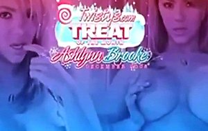 Ashlynn brooke fucks her pussy